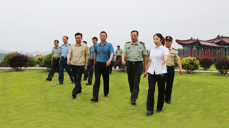 省军区司令员王文清莅临大发88股份调研企业编兵和绿色矿山建设工作